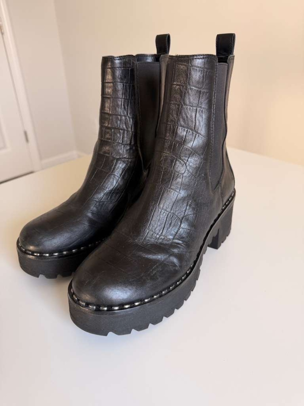 Vince Camuto Black Croc Embossed Chelsea Platform Lug Sole Boots Women's Size 9M